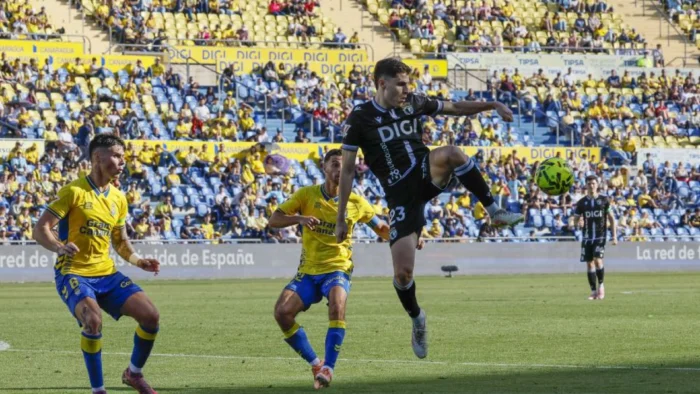CONTROVERTIDO FINAL EN EL EMPATE ENTRE LAS PALMAS Y BURGOS