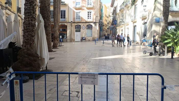Alicante pone en pausa el Carnaval y suspende los mercadillos por el fuerte viento