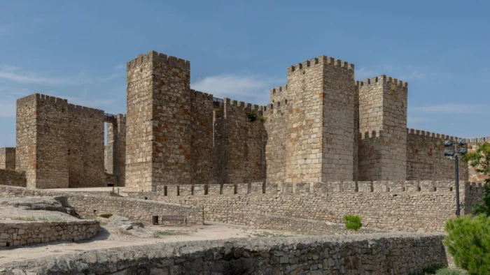 Un viaje en el tiempo al imponente castillo de origen árabe en Trujillo, Extremadura