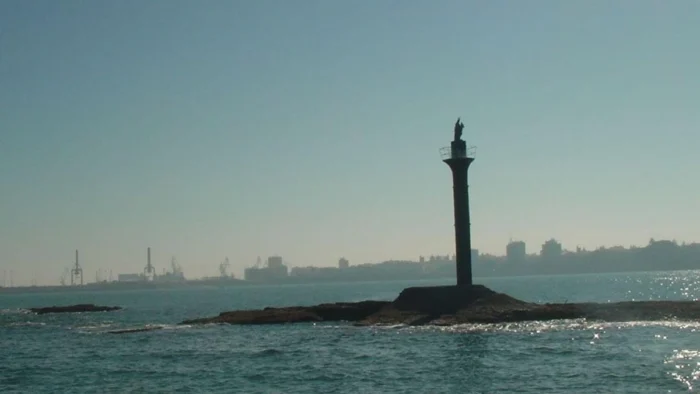 Desaparece la estatua de la Virgen del Rosario del puerto de Cádiz arrastrada por el viento