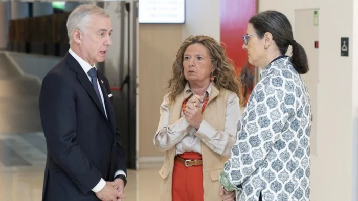 Osakidetza destituye a un jefe de seguridad por presentar un título universitario falso