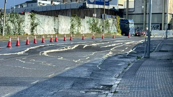 Colapso en A Coruña: Hundimiento de la calzada aísla acceso principal al Coliseum