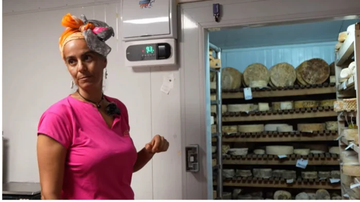 Macarena, quesera: "Me levanto a las 4:30 para ordeñar, pero la ganadería no es rentable; cobrar aquí 40 euros por kilo de queso parece mucho y fuera lo pagas por una tabla; hay que ponerle ingenio"