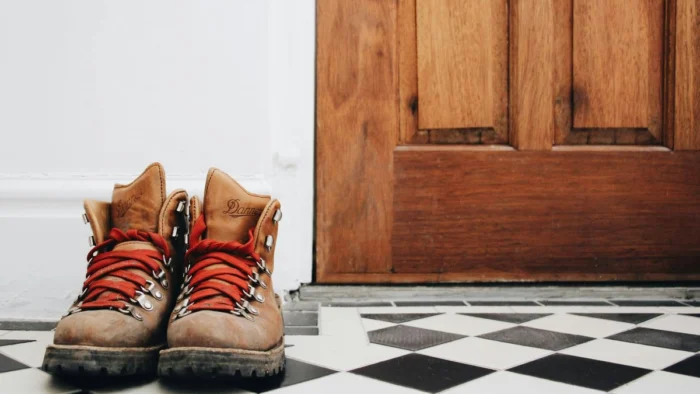 Un podólogo da dos buenas razones para quitarnos los zapatos cuando visitamos otras casas: “Se trata de equilibrio”