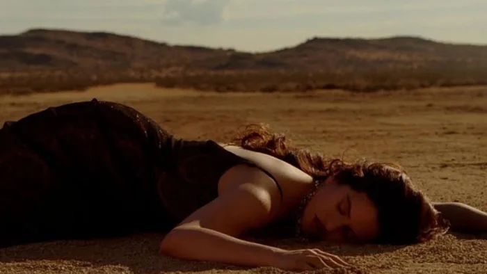 Rosalía incendia un Rolls-Royce en su nuevo videoclip 'Sauvignon Blanc'