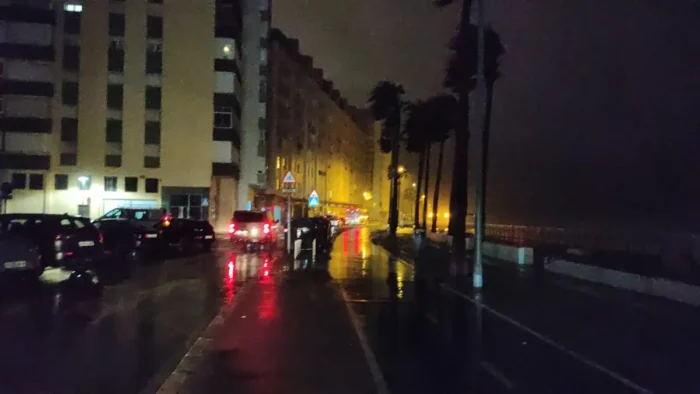 Cádiz Resiste el Temporal Leonardo con Incidencias Menores y Calles Desiertas