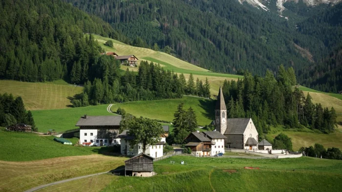 El pueblo italiano invadido por turistas hartos de "selfies" irrespetuosos