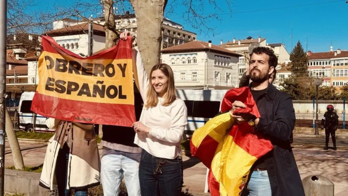 Selfis de Vox y contraprotesta de GKS sin incidentes en un campus de la EHU en Vitoria blindado por la Ertzaintza