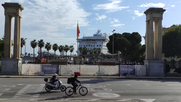 Nuevas Esculturas en el Puerto de Málaga Desatan Polémica por Seguridad y Trasparencia