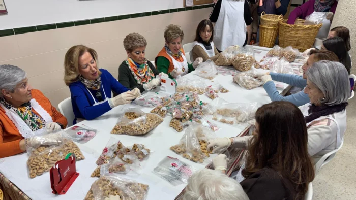 Tradición centenaria en Lorca: Venta de rollicos y reliquias de San Blas