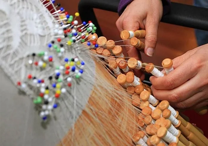 'Punto de araña': Tejer y destejer el destino