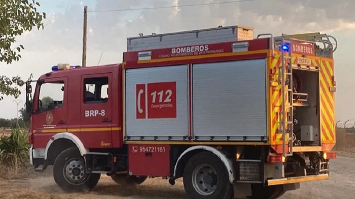 Incendio en nave industrial obliga al confinamiento en Cantillana, Sevilla