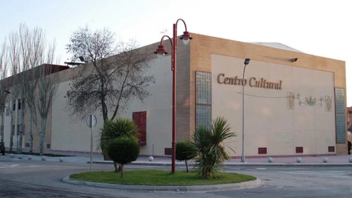 Alumnos de los talleres del Centro Cultural de Moralzarzal lamentan perder a sus profesores "de siempre" con la nueva adjudicataria del servicio