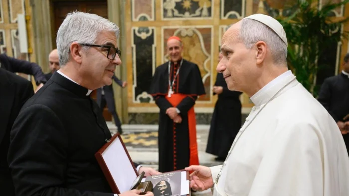 El Papa Francisco recibe libro y documental sobre el Santuario de Chandavila