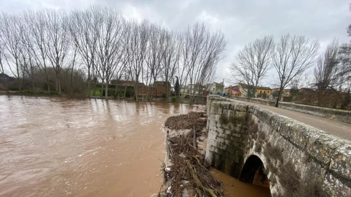 Alerta roja en Quintana del Puente por la crecida del río Arlanza