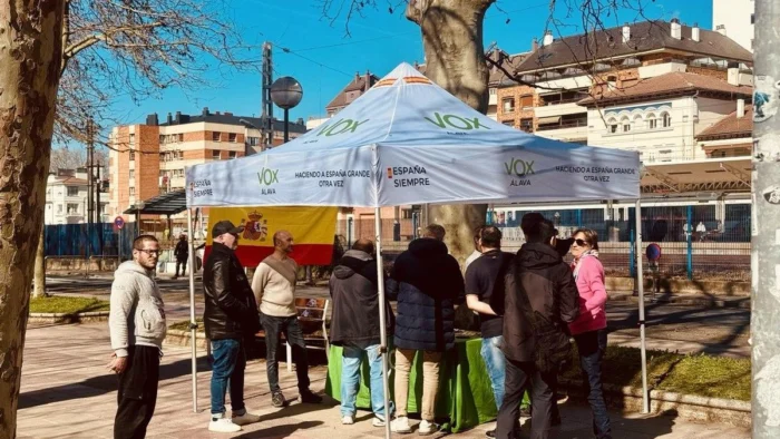 Selfis de Vox y contraprotesta de GKS sin incidentes en un campus de la EHU en Vitoria blindado por la Ertzaintza
