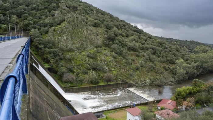 Desagüe controlado en la presa de Villar del Rey ante la llegada de la borrasca Leonardo