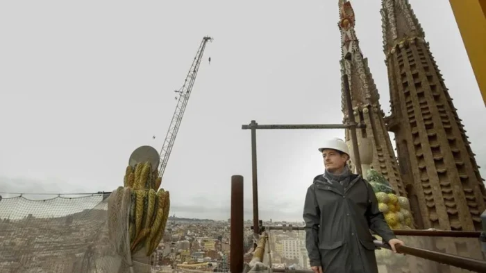 La Sagrada Fam&iacute;lia coloca la &uacute;ltima pieza de su torre m&aacute;s alta y encara la recta final de su construcci&oacute;n