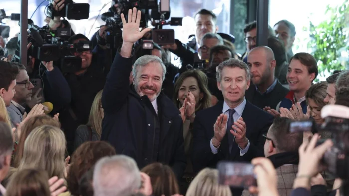 Feijóo urge a Vox a la "responsabilidad" para evitar repetir "errores de 2023