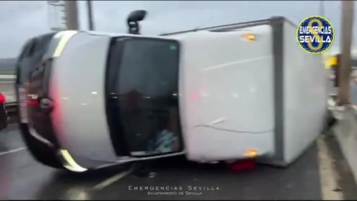 Temporal causa estragos en Sevilla: Camión volcado y árbol sobre tren