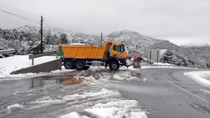 TRAGEDIA EN ÁVILA: Fallece Conductor de Quitanieves al Caer por un Precipicio