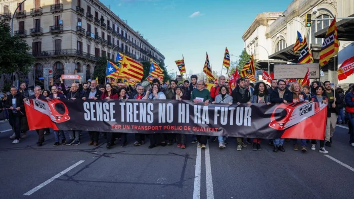 FUERTE PROTESTA EN BARCELONA POR EL CAOS EN LA RED FERROVIARIA DE RODALIES