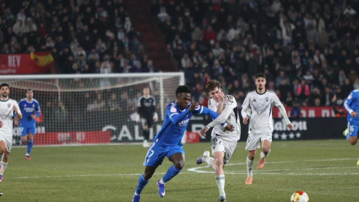 Posible multa de 5.000 euros y prohibición de acceso a estadios para aficionado que arrojó plátano a Vinicius Jr.