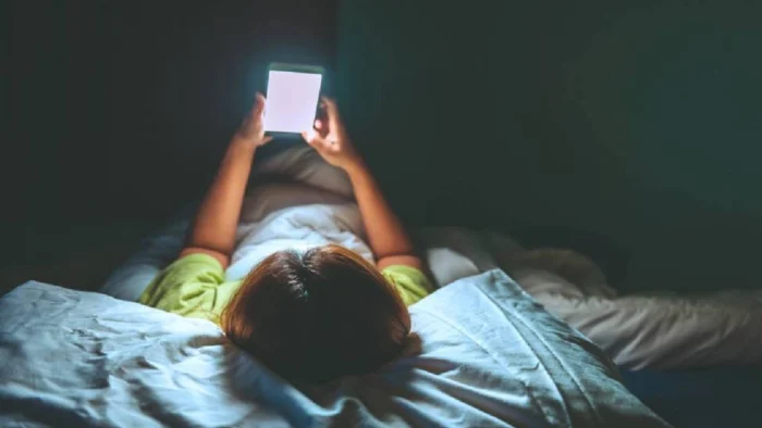 ADOLESCENTE AGREDE A SU PADRE POR LIMITAR SU USO DEL MÓVIL: UN PROBLEMA CRECIENTE