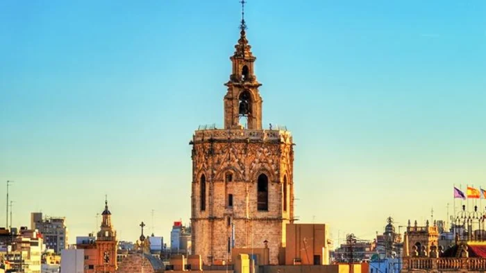 El Micalet celebra 600 años de historia con música y pirotecnia en Valencia