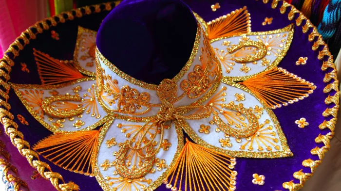 NUEVO TITULO: Hermanos salmantinos rescatan el bordado tradicional charro