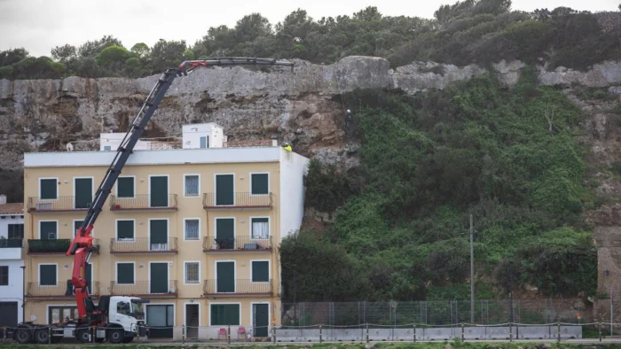 El acantilado que amenaza a turistas y vecinos en Menorca: "No estoy tranquilo, nadie toma medidas para evitar una tragedia"