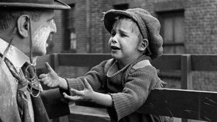 JACKIE COOGAN: DE ESTRELLA INFANTIL A LEYENDA TRAS SER TRAICIONADO POR SU FAMILIA