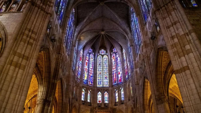 La Catedral de León: Un Mar de Luz Gótica en España