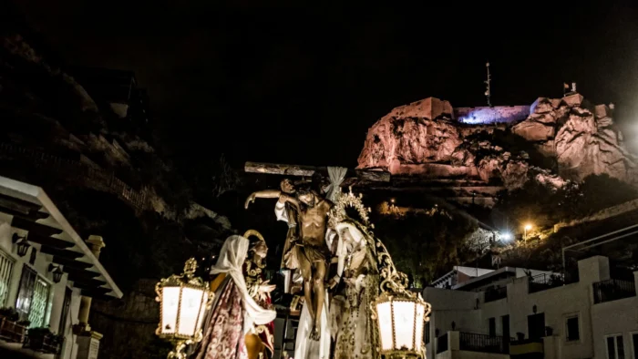 Alicante vibra con la pasión de Santa Cruz en el ecuador de la Semana Santa