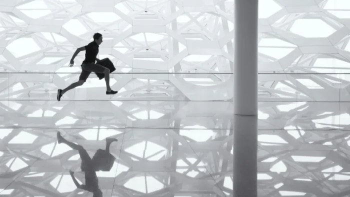 ¿Por qué algunas personas siempre llegan tarde? La psicología detrás de la impuntualidad crónica