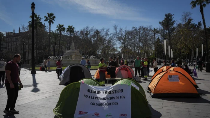 Acuerdo entre el Ayuntamiento de Sevilla y los empleados de limpieza pone fin al conflicto de "privatización