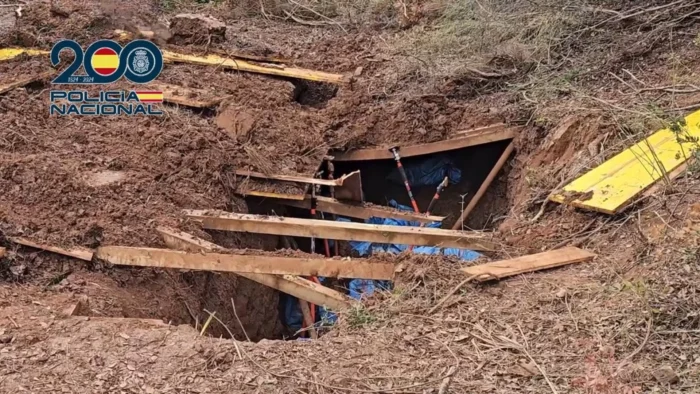 Cuatro detenidos e incautada una tonelada de coca en un 'narcozulo' en una playa de Málaga