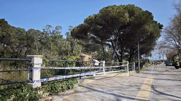 Santander precintada: metros y metros de plástico 'adornan' la ciudad tras el colapso mortal de la pasarela de El Bocal