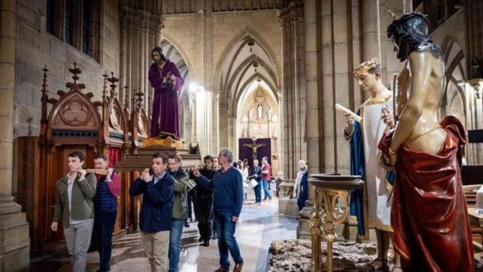 San Sebastián recupera su procesión de Semana Santa 60 años después: "Parece mentira que tengamos cofradías gastronómicas y no una cofradía religiosa"