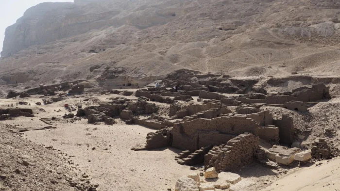 El yacimiento del Alto Egipto que arroja un tesoro sin precedentes en forma de fragmentos de cer&aacute;mica