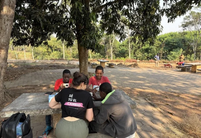 Fotografías que transforman: jóvenes angoleños sostienen su educación retratando su mundo con cámaras andaluzas