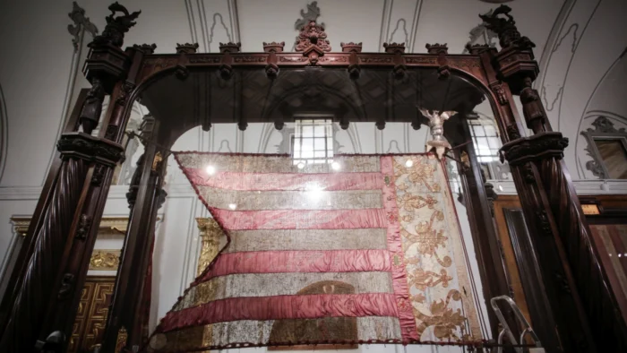 València encarga una nueva réplica de la Reial Senyera para 2027