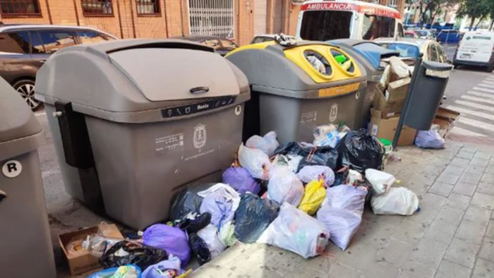 Alicante se planta ante la basura en Hogueras y exige un cambio radical