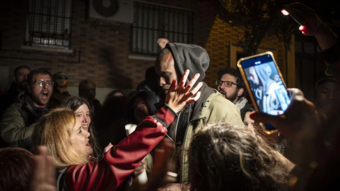 El exdiputado Serigne Mbaye, tras su detenci&oacute;n: "Los polic&iacute;as vinieron directamente a nosotros s&uacute;per agresivos y nos empujaron"