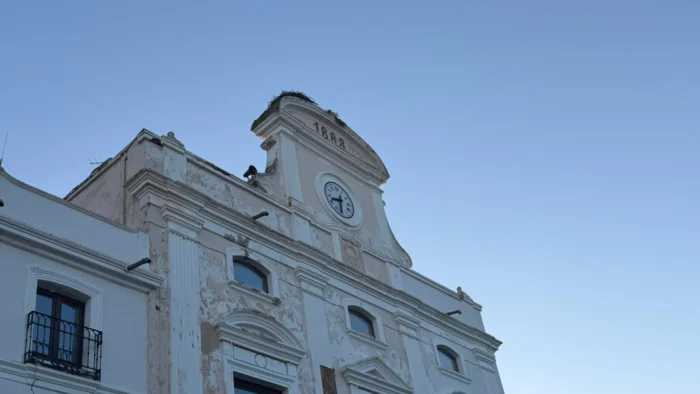 Vestigios de la Guerra Civil Española Revelados en la Fachada del Ayuntamiento de Mérida