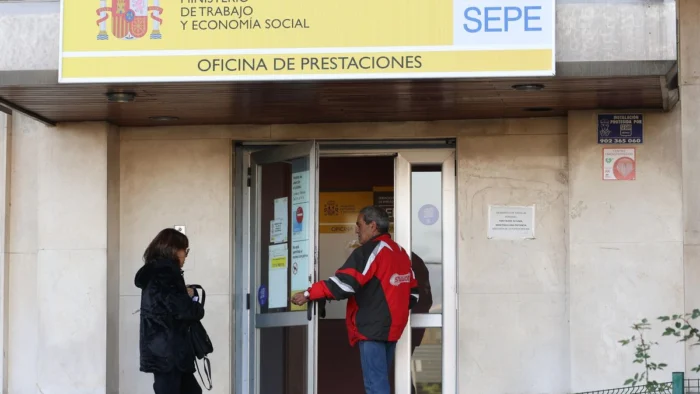 El empleo creció en 97.000 personas en febrero aunque el paro subió en más de 3.500 desempleados