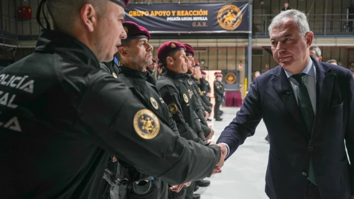 La Policía Local de Sevilla estrena su "equipo de élite", "guerreros" de boina roja con el Cid Campeador de emblema