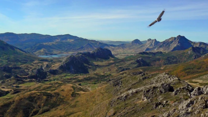 El embalse de Castilla y Le&oacute;n rodeado de piedras calizas y senderos para recorrer al acabar el invierno