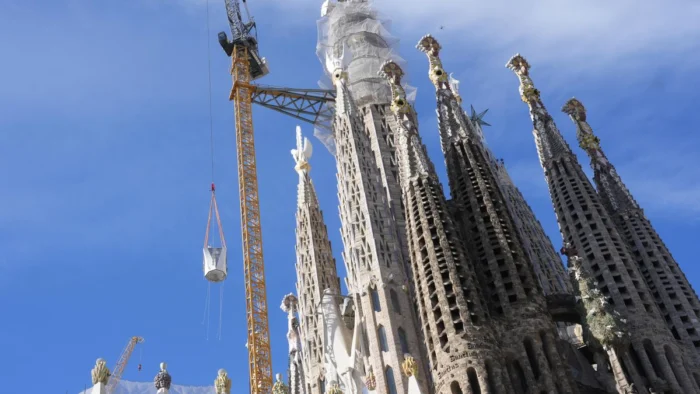 La Sagrada Familia: Un Juego de Luz y Color Diseñado por Gaudí