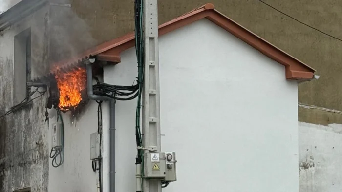 Restablecido el suministro eléctrico en As Pontes tras un incendio en un transformador